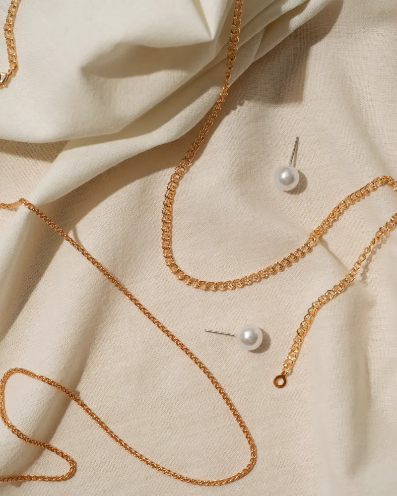 Amar rupor chain – handcrafted gold PENDANT AND CHAINS (alternate view)
